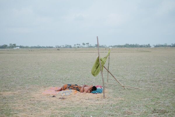 Entre las series de la categoría Mi planeta, la titulada Recuerdos de la vida antes del progreso, de Mosfiqur Rahman Johan, de Bangladesh, fue elegida la mejor.La artista reúne los momentos más vívidos de los recuerdos de infancia del fotógrafo, que revelan los complejos problemas de identidad, pertenencia y pérdida a los que se enfrentan las personas. - Sputnik Mundo