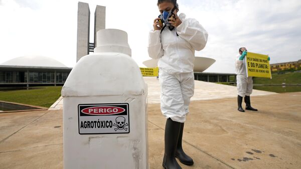 Activistas de Greenpeace protestan contra el uso de pesticidas frente al Congreso Nacional en Brasilia, Brasil. Octubre de 2023. - Sputnik Mundo