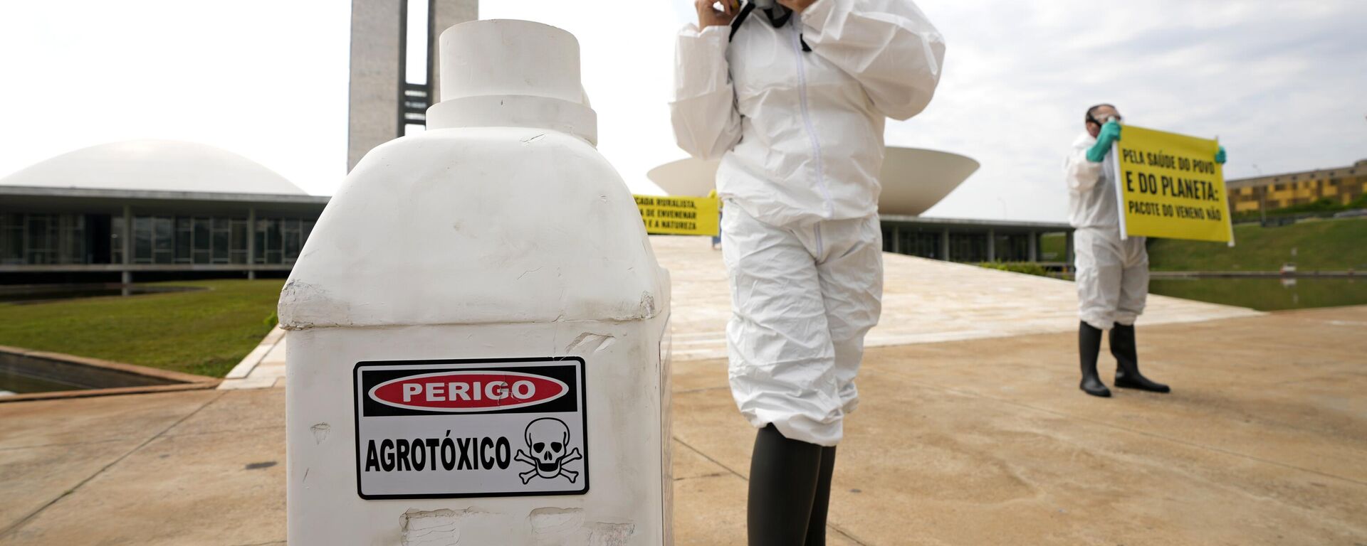 Activistas de Greenpeace protestan contra el uso de pesticidas frente al Congreso Nacional en Brasilia, Brasil. Octubre de 2023. - Sputnik Mundo, 1920, 04.09.2024