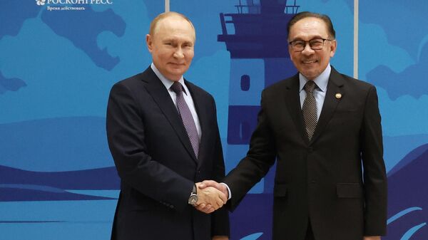 El presidente ruso, Vladímir Putin, a la derecha, y el primer ministro malasio, Anwar Ibrahim, reunidos en la Universidad Federal del Lejano Oriente. - Sputnik Mundo