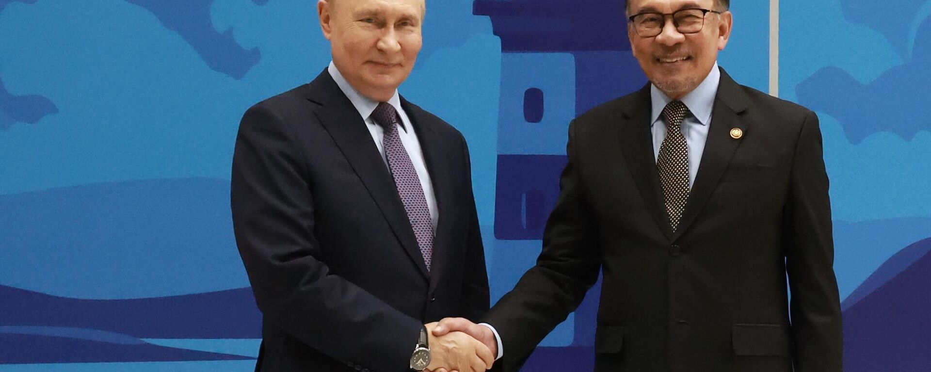 El presidente ruso, Vladímir Putin, a la derecha, y el primer ministro malasio, Anwar Ibrahim, reunidos en la Universidad Federal del Lejano Oriente. - Sputnik Mundo, 1920, 04.09.2024