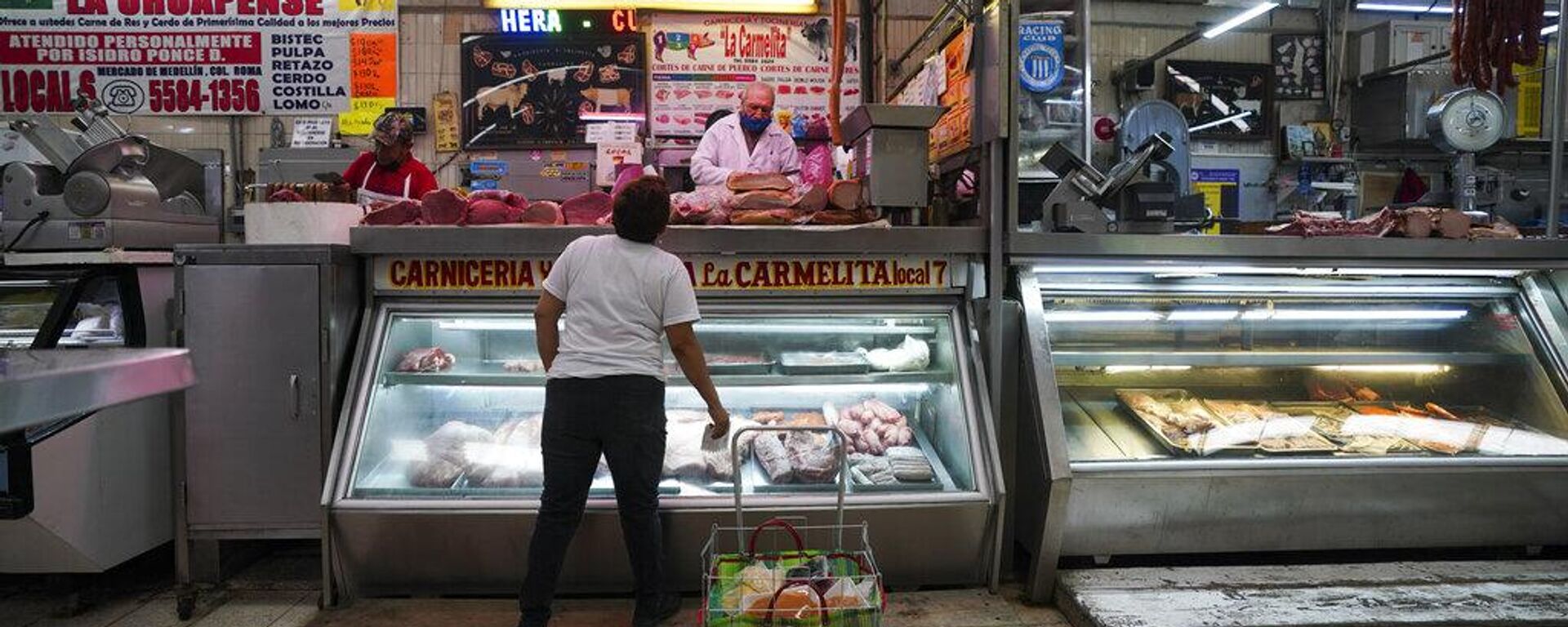 Una mujer compra carne en un mercado de la Ciudad de México (imagen referencial) - Sputnik Mundo, 1920, 04.09.2024