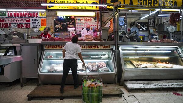 Una mujer compra carne en un mercado de la Ciudad de México (imagen referencial) - Sputnik Mundo