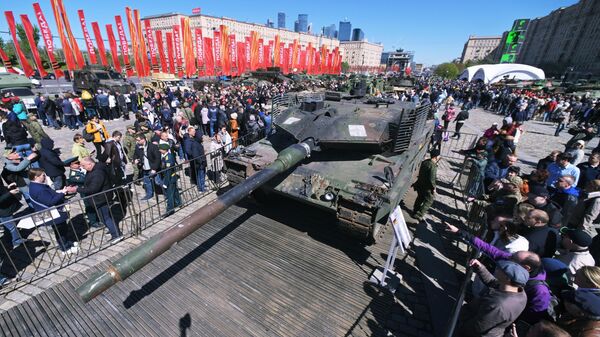 Un tanque alemán Leopard capturado por el Ejército ruso y exhibido en Moscú - Sputnik Mundo