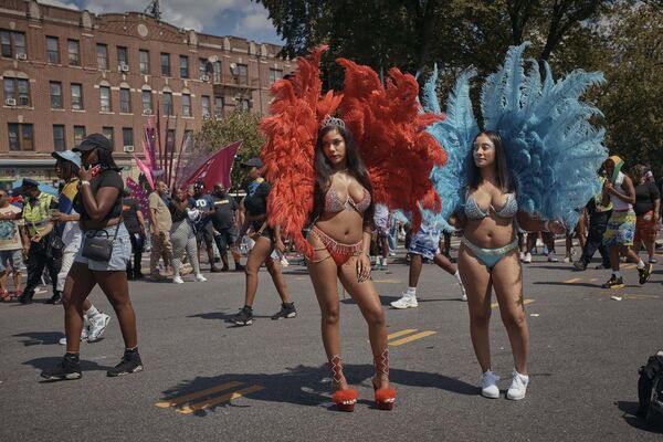 El Desfile del Día de los Indios Occidentales de América es una tradición en la ciudad de Nueva York desde la década de 1920. Alrededor del 20% de la población de la ciudad puede rastrear sus raíces en el Caribe.En la imagen: unas jóvenes durante el desfile del Día de las Indias Occidentales. - Sputnik Mundo