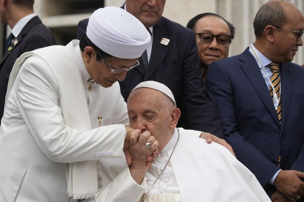 El papa Francisco se despide del gran imán de la mezquita Istiqlal, Nasarudín Umar (izquierda) en la capital indonesia de Yakarta. - Sputnik Mundo