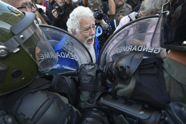 Un jubilado argentino protesta contra el veto presidencial a un proyecto de ley aprobado por el Congreso del país para subir las pensiones, Buenos Aires. - Sputnik Mundo