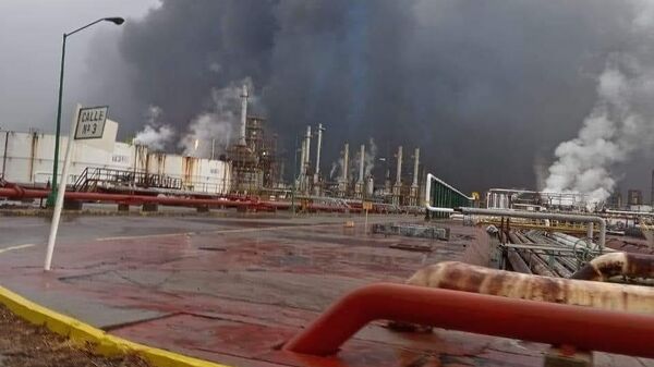 Incendio en la refinería ubicada en Salina Cruz, México - Sputnik Mundo