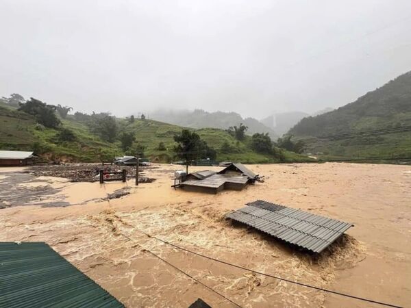 Yagi ya ha sido calificado como el tifón más fuerte surgido sobre el mar de China Meridional en una década.En la foto: casas inundadas en la provincia de Yen Bái, Vietnam. - Sputnik Mundo