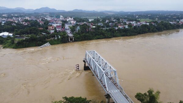 Debido al temporal, un puente se desplomó en la provincia de Phutpho. - Sputnik Mundo
