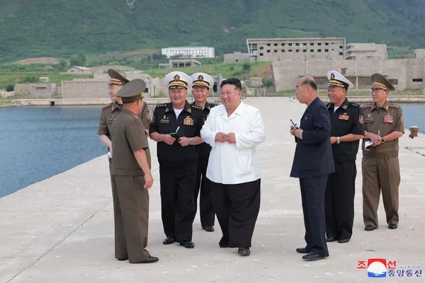 Kim Jong-un, el dirigente de Corea del Norte, visita las obras de construcción de una nueva base naval Kim Jong-un, el dirigente de Corea del Norte, visita las obras de construcción de una nueva base naval - Sputnik Mundo