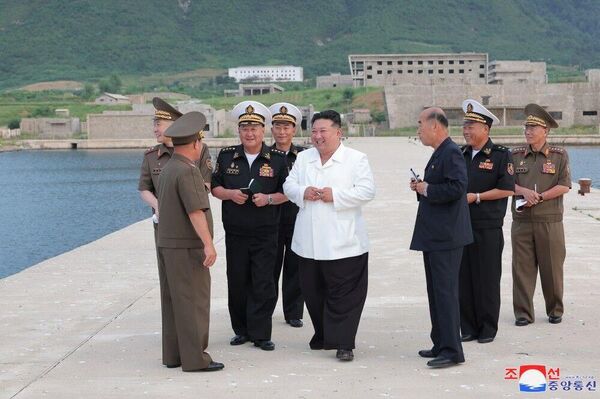 Kim Jong-un, el dirigente de Corea del Norte, visita las obras de construcción de una nueva base naval - Sputnik Mundo