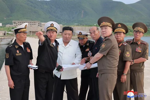 Kim Jong-un, el dirigente de Corea del Norte, visita las obras de construcción de una nueva base naval Kim Jong-un, el dirigente de Corea del Norte, visita las obras de construcción de una nueva base naval - Sputnik Mundo