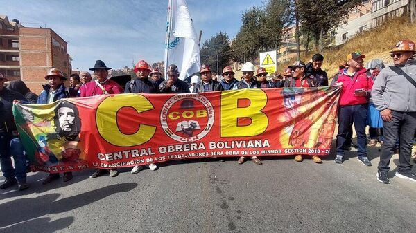 Integrantes de la Central Obrera Boliviana (COB) protestan por la falta de aprobación de varias leyes que afectarían también a los trabajadores - Sputnik Mundo