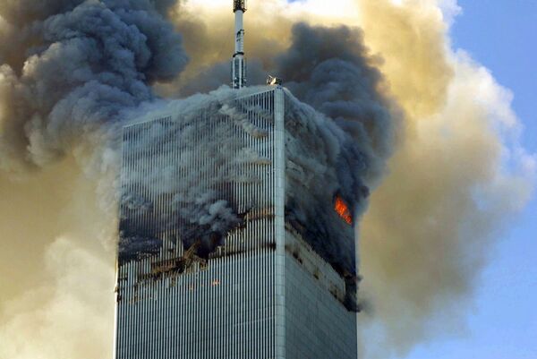 Incendios y nubes de humo envolvieron el World Trade Centre después de que los terroristas estrellaran aviones de pasajeros secuestrados contra las dos torres de 110 plantas. - Sputnik Mundo