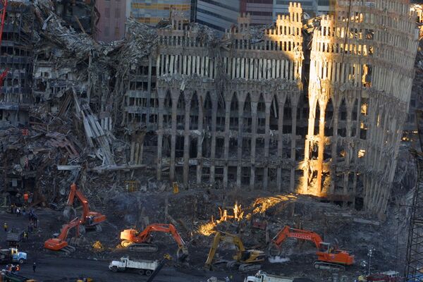 A las 9:03 horas, un Boeing 767 de United Airlines que viajaba de Boston a Los Ángeles se estrelló contra la Torre Sur del World Trade Center, entre las plantas 77 y 85. A bordo viajaban 56 pasajeros y nueve miembros de la tripulación.En la foto: trabajadores retiran escombros en el lugar del World Trade Center - Sputnik Mundo