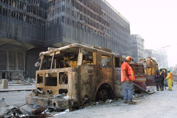 Un camión de bomberos destruido. - Sputnik Mundo