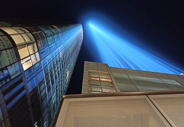 Rayos de luz en el cielo de Manhattan, en Nueva York, que simbolizan las torres gemelas destruidas. - Sputnik Mundo