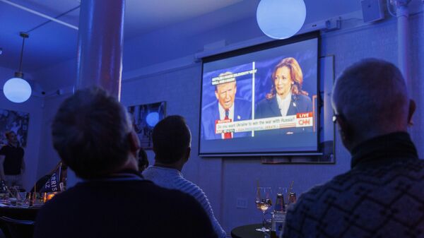 La gente mira debate presidencial entre el candidato presidencial republicano, el expresidente Donald Trump, y la candidata presidencial demócrata, la vicepresidenta Kamala Harris, en una fiesta organizada, el 10 de septiembre de 2024, en San Francisco - Sputnik Mundo