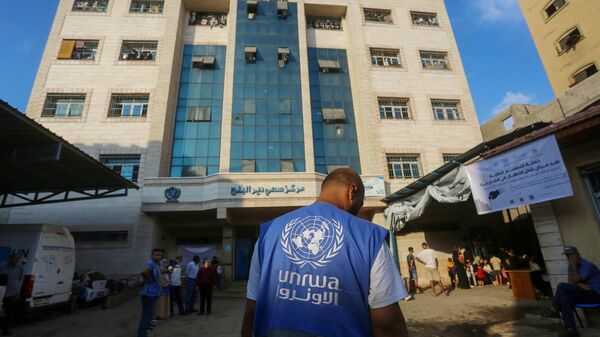 Un trabajador de la Agencia de la ONU para los Refugiados Palestinos (UNRWA) durante la campaña de vacunación contra la polio  - Sputnik Mundo