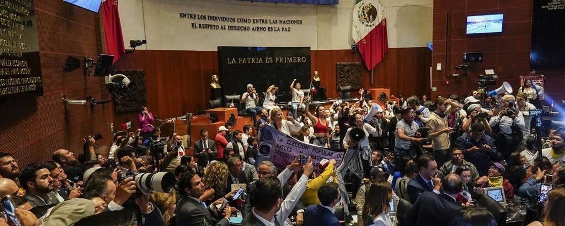 Manifestantes irrumpen en una sesión del Senado de México en la que los legisladores debatían la reforma judicial propuesta por el gobierno, que obligaría a los jueces a presentarse a elecciones.  - Sputnik Mundo, 1920, 12.09.2024