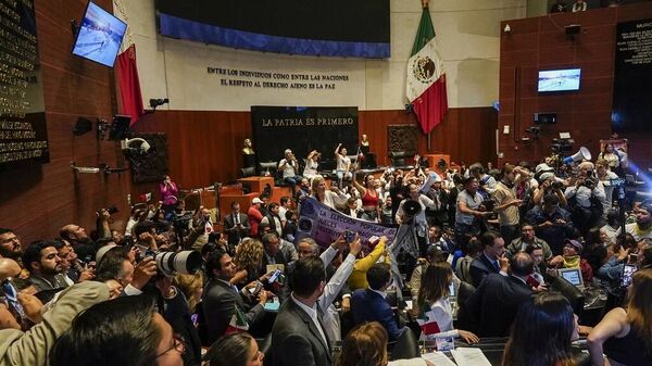 Manifestantes irrumpen en una sesión del Senado de México en la que los legisladores debatían la reforma judicial propuesta por el gobierno, que obligaría a los jueces a presentarse a elecciones.  - Sputnik Mundo