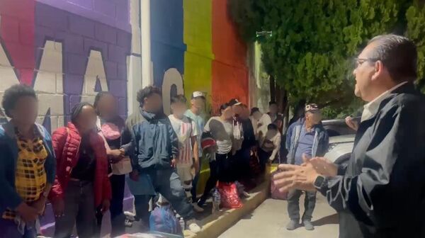 Migrantes con citas CBP One para solicitar asilo en EEUU son atendidos por personal de Instituto Nacional de Migración en México. - Sputnik Mundo