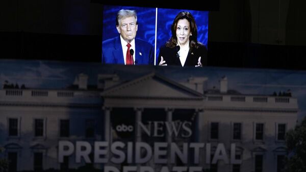 Un debate presidencial entre el candidato presidencial republicano, el expresidente Donald Trump, y la candidata presidencial demócrata, la vicepresidenta Kamala Harris, el martes 10 de septiembre de 2024, en Filadelfia. - Sputnik Mundo