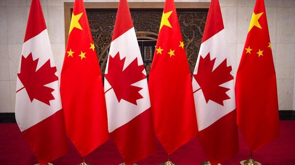 Banderas de Canadá y China - Sputnik Mundo