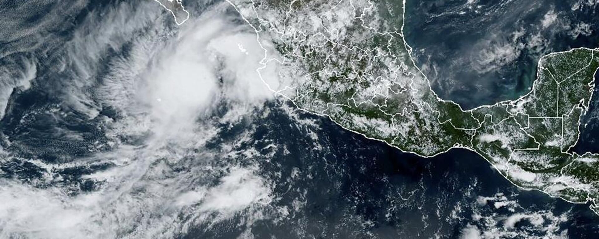 Imagen satelital del 12 de septiembre de 2024 proporcionada por la Administración Nacional Oceánica y Atmosférica muestra la tormenta tropical Ileana, que se formó frente a la costa del Pacífico de México. - Sputnik Mundo, 1920, 13.09.2024