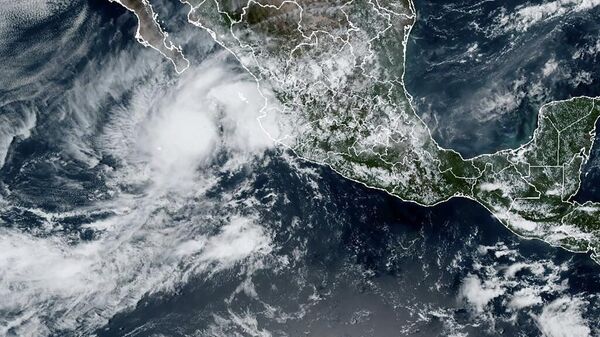 Imagen satelital del 12 de septiembre de 2024 proporcionada por la Administración Nacional Oceánica y Atmosférica muestra la tormenta tropical Ileana, que se formó frente a la costa del Pacífico de México. - Sputnik Mundo