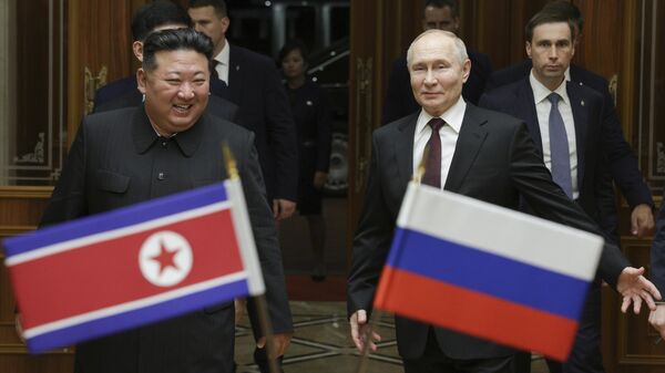 Kim Jong-un y Vladímir Putin - Sputnik Mundo