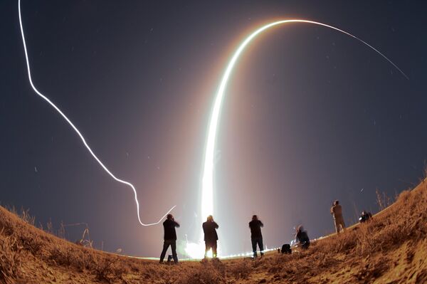 Un grupo de fotógrafos toma imágenes del lanzamiento del cohete Soyuz-2.1a con la nave espacial Soyuz MS-26 desde el cosmódromo de Baikonur. - Sputnik Mundo