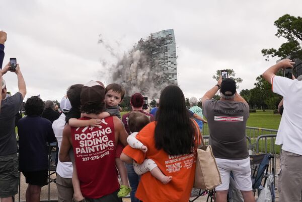 Espectadores observan la demolición de la Torre Hertz, gravemente dañada por los huracanes Laura y Delta en 2020, en la ciudad estadounidense de Lake Charles. - Sputnik Mundo