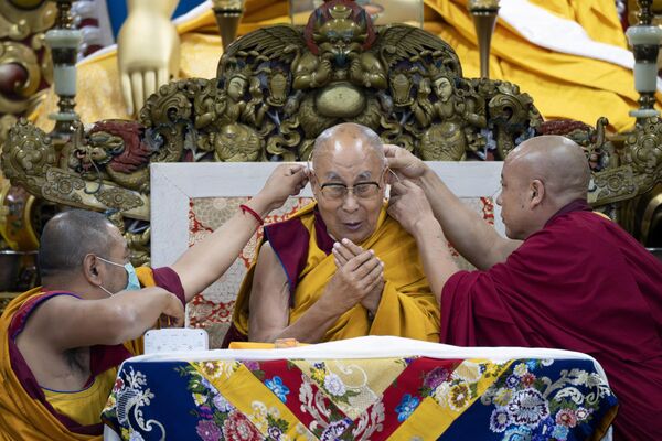 Monjes asisten al líder espiritual tibetano, dalái lama, en la ciudad india de Dharamsala. - Sputnik Mundo