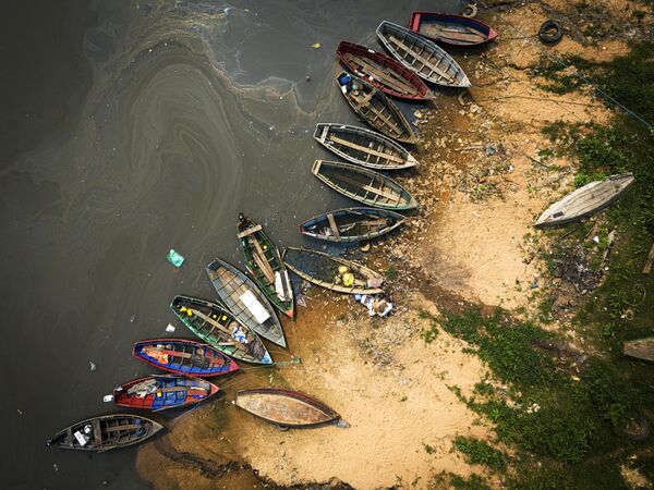 Lanchas pesqueras a orillas del río Paraguay, en la ciudad de Mariano Roque Alonso. - Sputnik Mundo