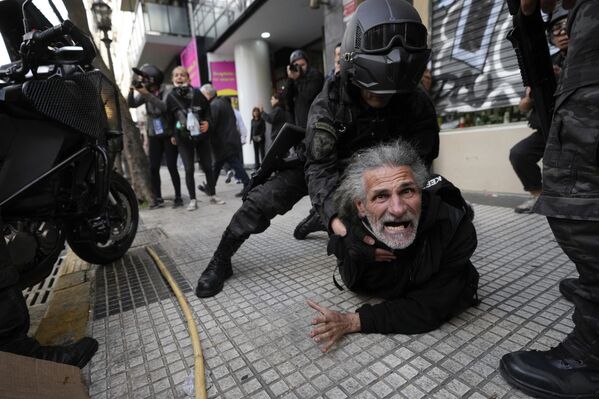 La Policía detiene a un manifestante durante una protesta contra el veto del presidente argentino Javier Milei a la subida de las pensiones frente al Congreso en la capital de Buenos Aires. - Sputnik Mundo