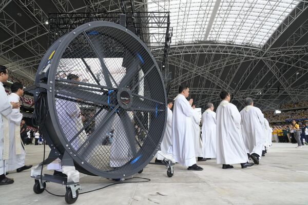 El clero llega al Estadio Nacional SportsHub de Singapur, donde el papa Francisco encabeza la misa En memoria del Santísimo Nombre de María. - Sputnik Mundo