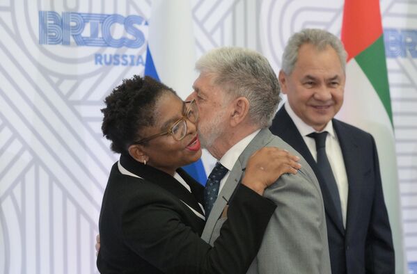 Khumbudzo Ntshavheni, ministra en la Administración del presidente de Sudáfrica, Celso Amorim, asistente especial del presidente de Brasil, y Serguéi Shoigú, secretario del Consejo de Seguridad de Rusia, en la reunión de altos representantes de los países de los BRICS y BRICS+. - Sputnik Mundo