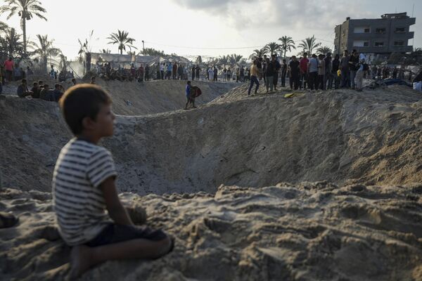 Consecuencias de un ataque aéreo israelí contra un campamento palestino en la Franja de Gaza. - Sputnik Mundo