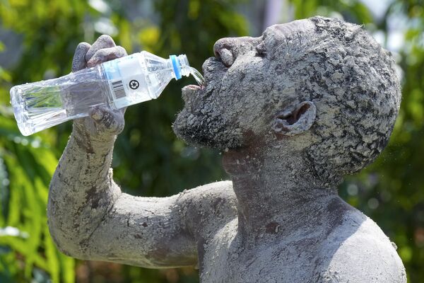 Los hombres de barro de la tribu Asaro de Papúa Nueva Guinea, también conocidos como los holosa, son destacados por llevar un traje tradicional centrado en máscaras hechas de barro.En la foto: un nativo de la tribu Asaro bebiendo agua durante un discurso del papa Francisco en la capital de Papúa Nueva Guinea, Puerto Moresby. - Sputnik Mundo