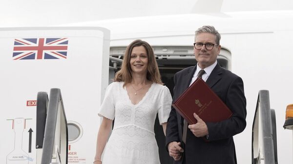 Keir Starmer, primer ministro del Reino Unido, junto a su esposa, Victoria Starmer - Sputnik Mundo