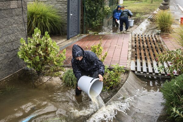 Residentes sacan agua de su recinto durante las inundaciones en la ciudad de Zahorska Bystrica, Eslovaquia. - Sputnik Mundo