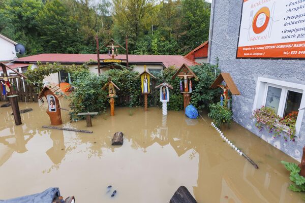 Debido a las lluvias anormalmente intensas, el sur de Polonia también sufre graves inundaciones. El 16 de septiembre, se había evacuado a casi 3.200 personas. Reportan que al menos cuatro personas fallecieron durante el temporal.En la foto: un patio inundado en la ciudad de Klodzko, en el suroeste de Polonia. - Sputnik Mundo