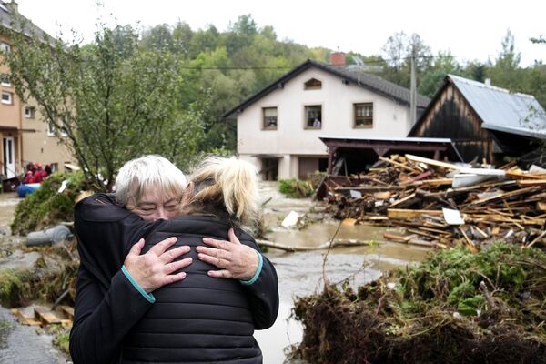 Una mujer abraza a una familiar tras ser evacuada de una casa inundada en Jeseník, República Checa. - Sputnik Mundo