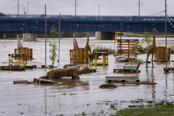 Un terraplén a la orilla del río Sava parcialmente inundado por el desbordamiento del río en Zagreb, Croacia. - Sputnik Mundo