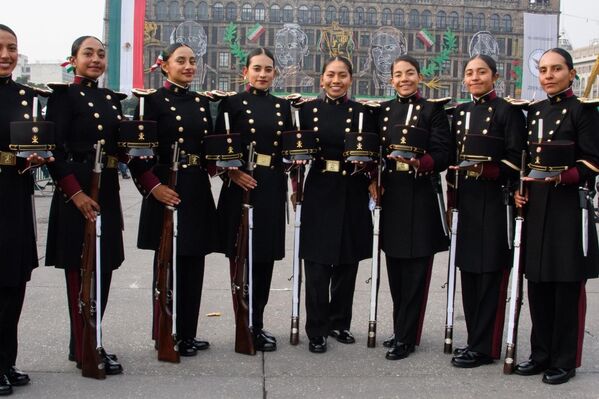 Los militares empezaron su marcha en el Zócalo de la CDMX y continuaron su paso por la calle 5 de Mayo hasta Avenida Juárez. - Sputnik Mundo