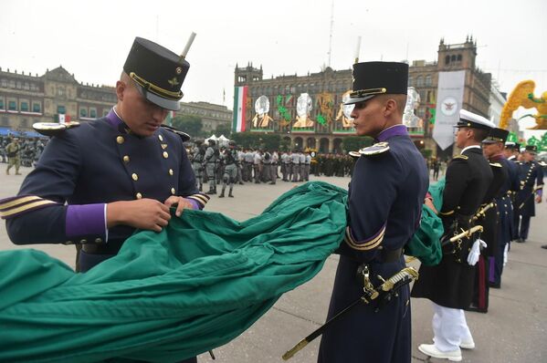 El evento comenzó con el izamiento de la bandera por parte de los cadetes militares. - Sputnik Mundo