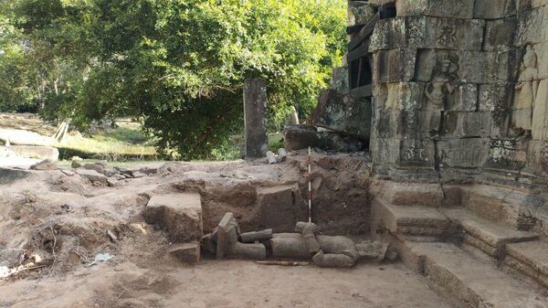 Estatua de piedra arenisca de un guardián descubierta por los arqueólogos en el complejo de templos de Banteay Prey, en Camboya - Sputnik Mundo