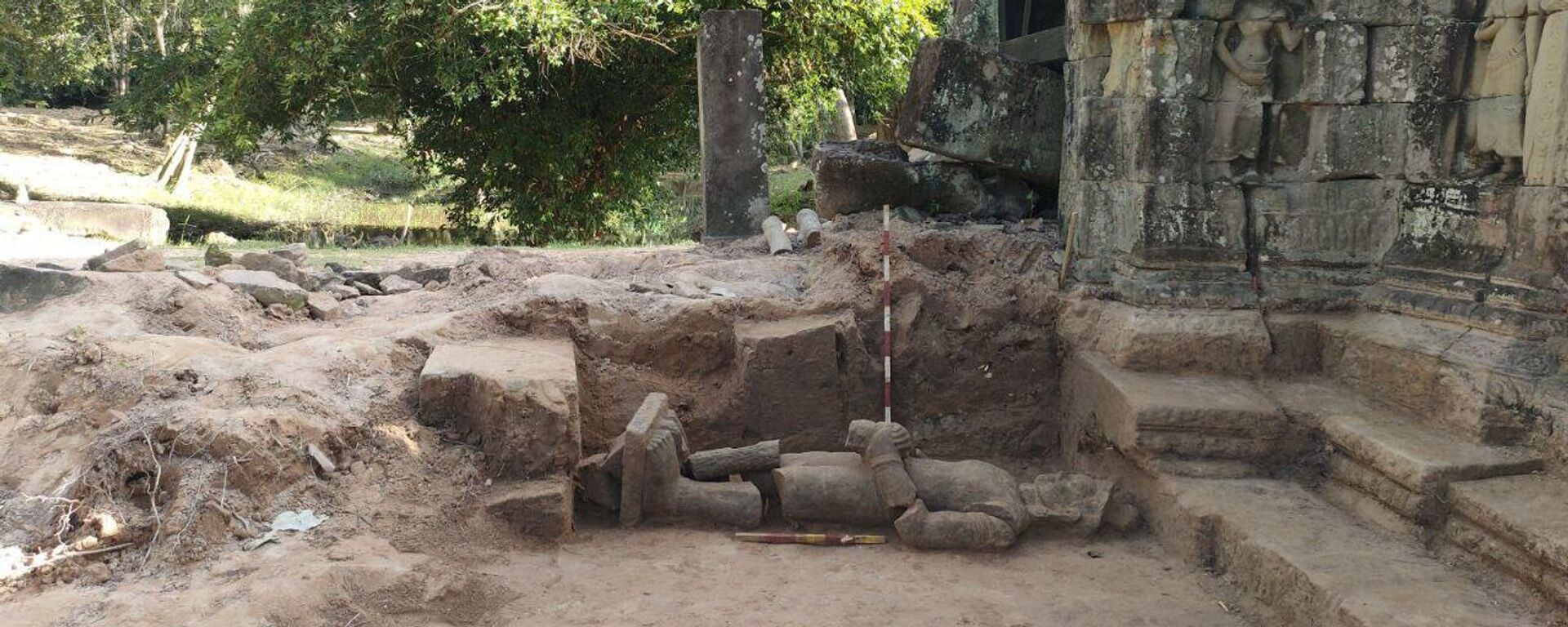 Estatua de piedra arenisca de un guardián descubierta por los arqueólogos en el complejo de templos de Banteay Prey, en Camboya - Sputnik Mundo, 1920, 16.09.2024